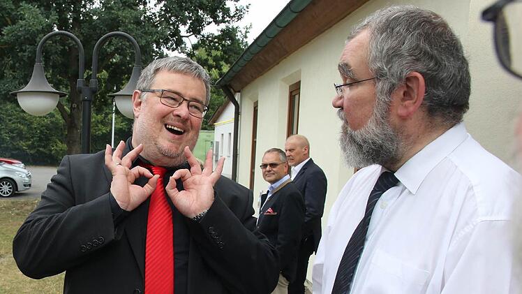 Pfarrer Wolfgang Leikert ( rechts) im Gespräch mit Walter Schmidt aus der Nachbargemeinde Foto: Michael Stelzner