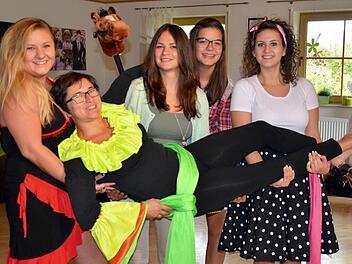 Die Stimmung bei der Tanzgruppe "Illumina" ist bereits jetzt zum Faschingsauftakt gut. Auf dem Foto sind (von links) zu sehen: Lisa Stelzig, Carina Wehner, Manuela Kriener und Jasmin Müller. Sie alle tragen ihre Trainerin Carmen Rottenberger auf Händen. Foto: Kathrin Kupka-Hahn