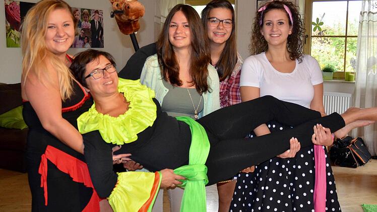 Die Stimmung bei der Tanzgruppe "Illumina" ist bereits jetzt zum Faschingsauftakt gut. Auf dem Foto sind (von links) zu sehen: Lisa Stelzig, Carina Wehner, Manuela Kriener und Jasmin Müller. Sie alle tragen ihre Trainerin Carmen Rottenberger auf Händen. Foto: Kathrin Kupka-Hahn