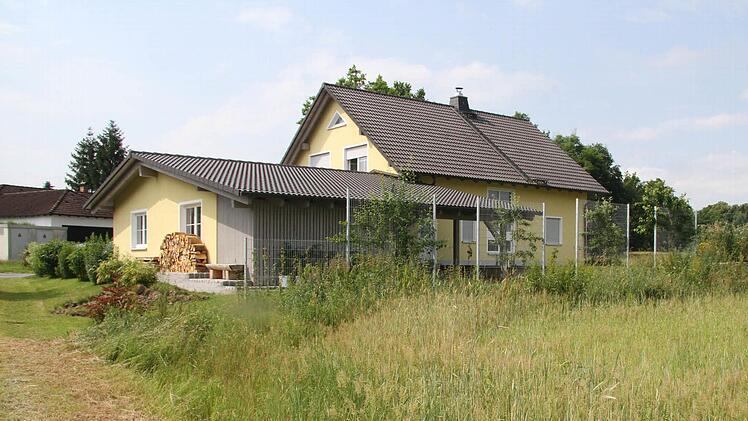 Beim Ortstermin im geplanten Neubaugebiet Steigengasse werden die Probleme angesprochen. Foto: Sonny Adam