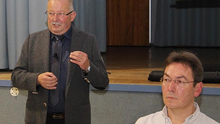 Bürgermeister Friedrich Gleitsmann in der Bürgerversammlung, daneben Planer Edgar Göller  Foto: Evi Seeger