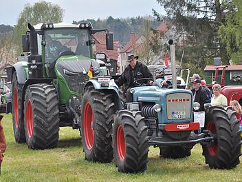Beim Maifest in Weichtungen trafen sich Oldtimer-Traktoren und auch Oldtimer-Autos. Foto: Daniel Wiener