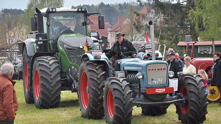 Beim Maifest in Weichtungen trafen sich Oldtimer-Traktoren und auch Oldtimer-Autos. Foto: Daniel Wiener