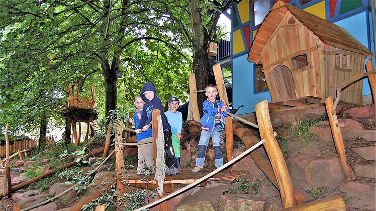 Klettern und balancieren kann man in der aus Robinienholz gefertigten Anlage; rechts eine Pausenhütte, links das Rotmilan-Nest.