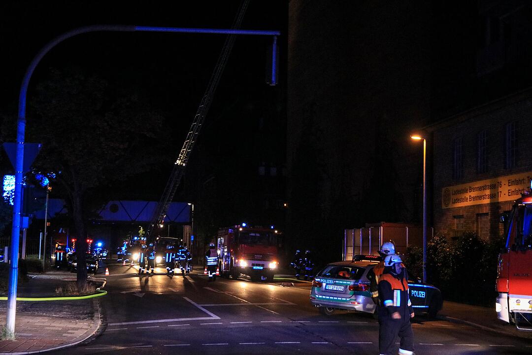 Malzfabrik Weyermann in Bamberg in Flammen: Einsatzkräfte kämpfen stundenlang gegen das Feuer
