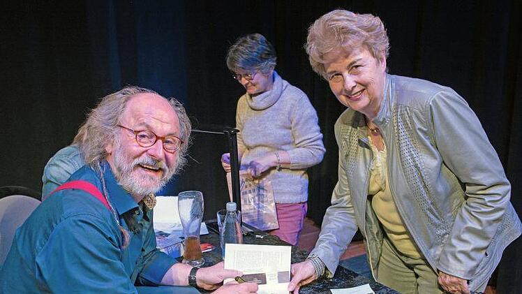 Beim ersten Haßfurter Literaturfestival: Autor Klaus-Peter Wolf mit Hedi Kraft aus EbelsbachUlrike Langer