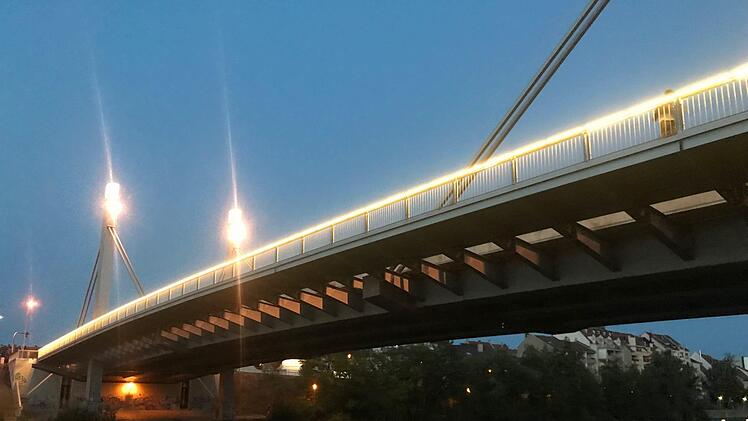 Markantes Leuchtzeichen, das erst seit kurzem komplett ist: Löwenbrücke in der Nacht.  Michael Wehner