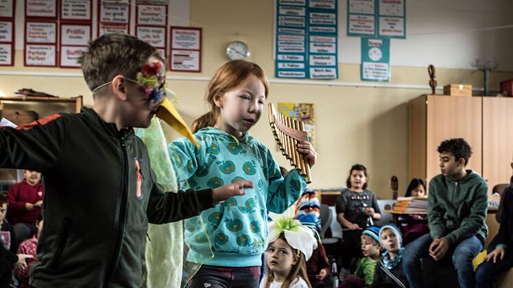 Proben-Endspurt: Schülerinnen und Schüler der Grundschule Coburg-Neuses üben für ihr Moldau-Projekt.Foto: Jochen Berger