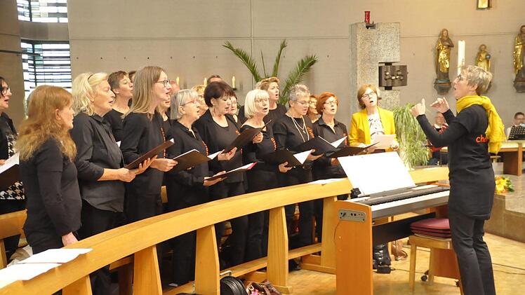 Aus seiner früheren Wirkungsstätte Bergrheinfeld brachte der Chor "Chorissimo" ein Abschiedsständchen. Foto: Peter Klopf