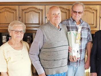 Jubilar Rudolf Schuhmann (Mitte) mit Ehefrau Heidi (links daneben), den beiden Söhnen Peter (links) und Georg ( Zweiter von rechts) sowie Bürgermeister Harald Hübner Foto: Horst Wunner