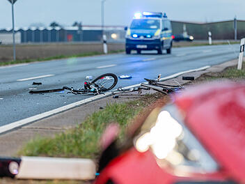 Fahrrad bei schwerem Unfall in Stücke gerissen: Radler überlebt schwer verletzt