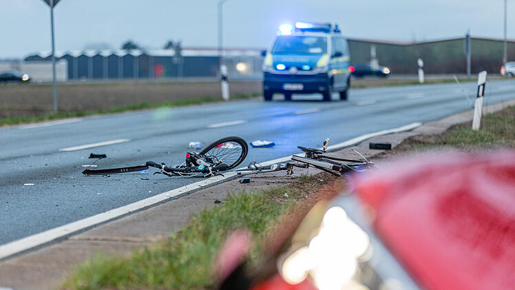 Fahrrad bei schwerem Unfall in Stücke gerissen: Radler überlebt schwer verletzt