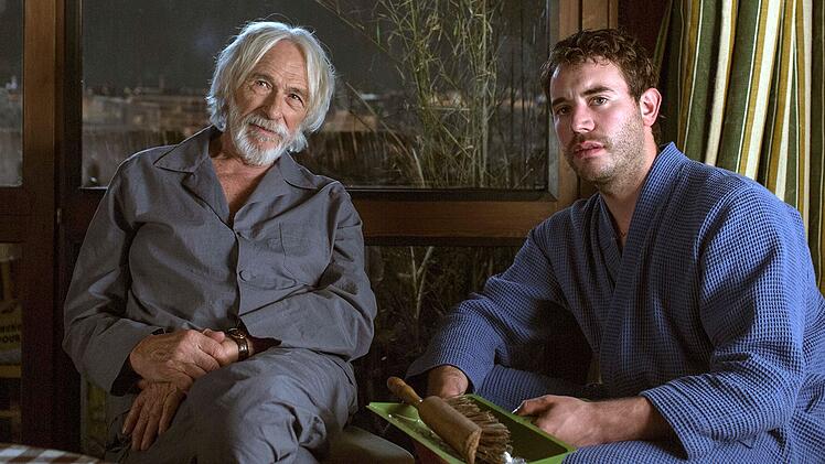 Mit einem Batzen Geld überredet Pierre (Pierre Richard, links) den strauchelnden Schriftsteller Alex (Yaniss Lespert), sich für ihn mit Flora zu treffen.