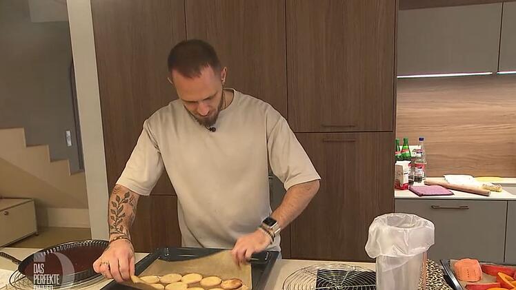 Die Zubereitung der Keksb&ouml;den f&uuml;rs Dessert kostet Manuel viel Zeit und Nerven.
