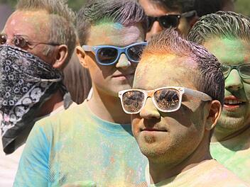 Besucher der Holi-Festivals in Bad Kissingen. Fotos: Ralf Ruppert