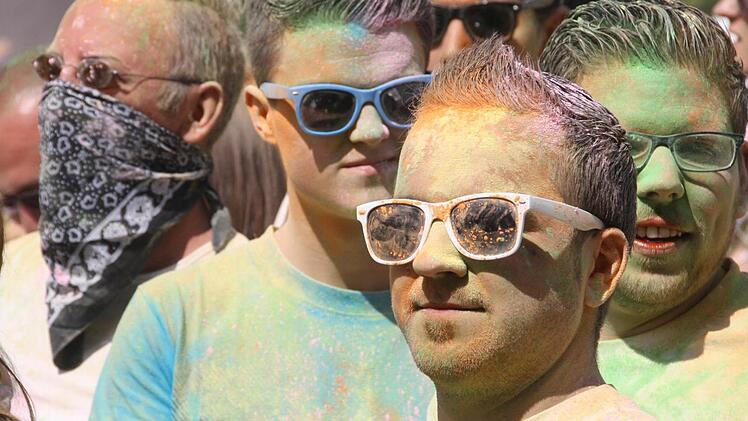 Besucher der Holi-Festivals in Bad Kissingen. Fotos: Ralf Ruppert