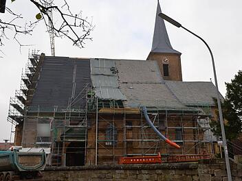 Neu eingeschiefert ist bisher nur der Turm, die anderen Dachflächen auf Kirchenschiff und Chor (rechts) tragen noch die alten Schiefer-Eindeckungen. Insgesamt sind 1600 Quadratmeter Dachfläche zu sanieren.  Fotos: Ronald Rinklef