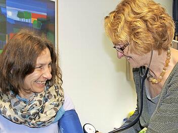 Gertrud Kuchler misst Susanne Schmitz den Blutdruck.  Foto: Heike Beudert