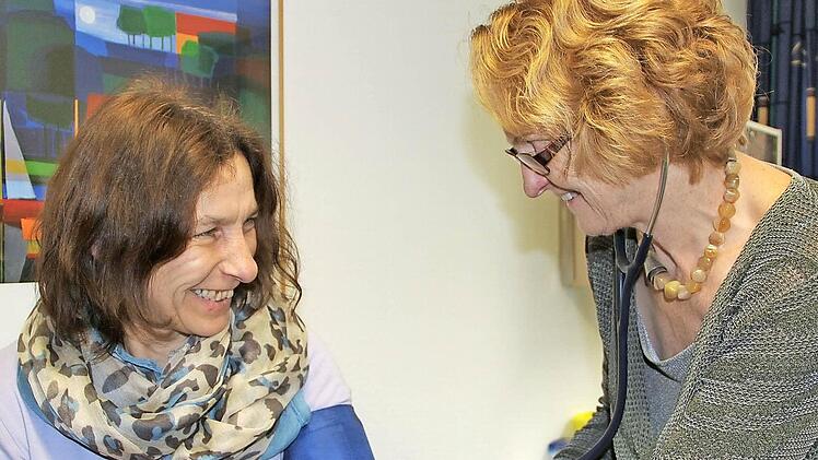 Gertrud Kuchler misst Susanne Schmitz den Blutdruck.  Foto: Heike Beudert