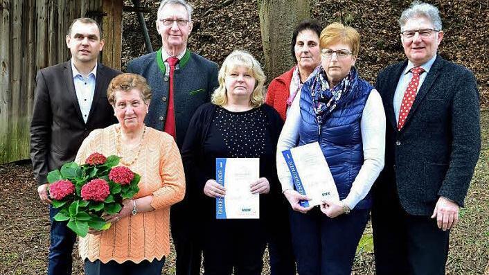 Ehrungen beim VdK-Ortsverband (von links): Kreisgeschäftsführer Alexander Wunderlich, Anni Opel, Vorsitzender Alfred Baumgärtner, Monika Kuhmann, Gerlinde Dörfler (für Sohn Markus), Sabine Opel und Bürgermeister Günther Hübner. Foto: Dieter Hübner