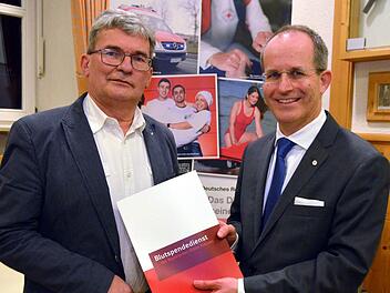 Für 175-maliges Blutspenden erhielt Nikolaus Kiesel (links) vom Kreisvorsitzenden des Bayerischen Roten Kreuzes, Dr. Alexander Siebel, die Dankesurkunde und die Goldene Blutspendernadel.