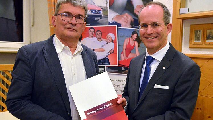 Für 175-maliges Blutspenden erhielt Nikolaus Kiesel (links) vom Kreisvorsitzenden des Bayerischen Roten Kreuzes, Dr. Alexander Siebel, die Dankesurkunde und die Goldene Blutspendernadel.