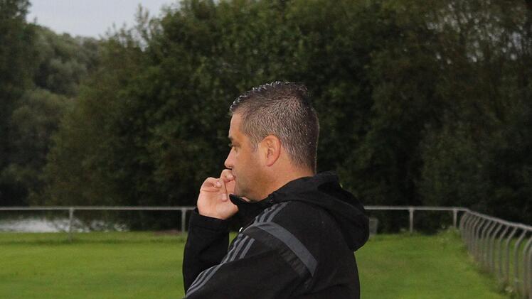 Ein nachdenklicher Coburger Trainer Matthias Christl