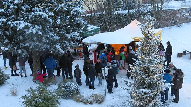 Der viele Schnee brachte dem Weihnachtsmarkt in Euerdorf ein besonderes Flair. Foto: Doris Bauer