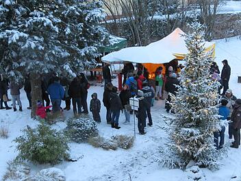 Der viele Schnee brachte dem Weihnachtsmarkt in Euerdorf ein besonderes Flair. Foto: Doris Bauer