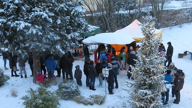 Der viele Schnee brachte dem Weihnachtsmarkt in Euerdorf ein besonderes Flair. Foto: Doris Bauer