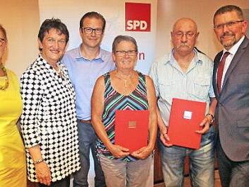 Jubiläumsfeier der Nüdlinger SPD: die Bundestagsabgeordnete Sabine Dittmar (von links), Landtags-Vizepräsidentin Inge Aures, der stellvertretende SPD-Kreisvorsitzende Norbert Schaub, Gaby Voll und Max Geist und der Ortsvereinsvorsitzende Volker Schäfer  Foto: Dieter Britz