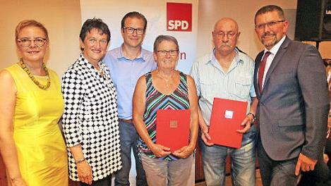 Jubiläumsfeier der Nüdlinger SPD: die Bundestagsabgeordnete Sabine Dittmar (von links), Landtags-Vizepräsidentin Inge Aures, der stellvertretende SPD-Kreisvorsitzende Norbert Schaub, Gaby Voll und Max Geist und der Ortsvereinsvorsitzende Volker Schäfer  Foto: Dieter Britz