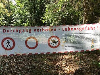 Lebensgefährlich ist es, den durch Sturm geschädigten Wald zu betreten, auch weil dort Aufräumarbeiten stattfinden.Foto: Anette Schreiber