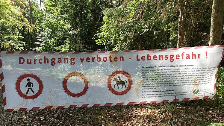 Lebensgefährlich ist es, den durch Sturm geschädigten Wald zu betreten, auch weil dort Aufräumarbeiten stattfinden.Foto: Anette Schreiber