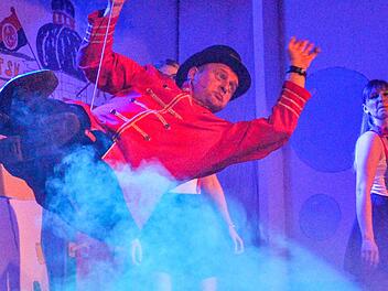 Moderator Thomas Bär schwebte direkt vom Himmel ein.     Foto: Evi Seeger