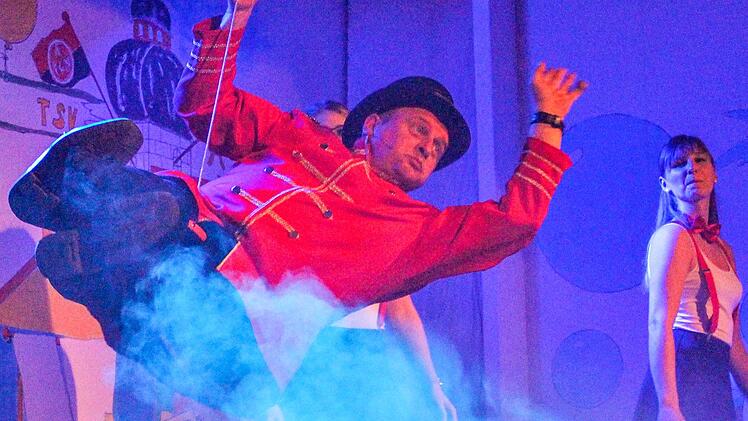 Moderator Thomas Bär schwebte direkt vom Himmel ein.     Foto: Evi Seeger