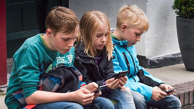 Wenn Kinder jeden Tag etliche Male in ihr Handy schauen, droht eine Aufmerksamkeitsst&ouml;rung.     Symbolfoto: adobe stock