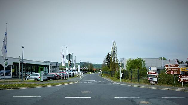 Vom Autohaus Motor-Nützel (links) wird die Bahnhofstraße bis zur Einmündung der Zufahrt zum Feuerwehrgerätehaus neu ausgebaut und auch mit einem einseitigen Gehweg versehen. Werner Reißaus