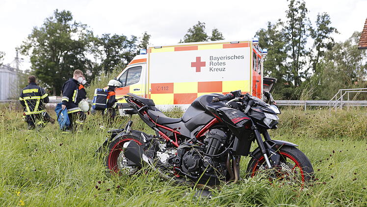 Motorrad kommt von Stra&szlig;e ab: Fahrerin schwer verletzt