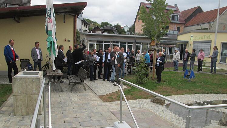 Der "Eulentreff" (im Hintergrund) und das sanierte Kneipp-Becken sind mit dem Jugendzentrum und dem Bolzplatz der Generationen-Treff Fuchsstadts.