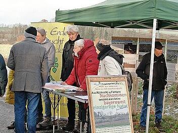 Die Interessenten konnten sich bei Punsch und Lebkuchen informieren.