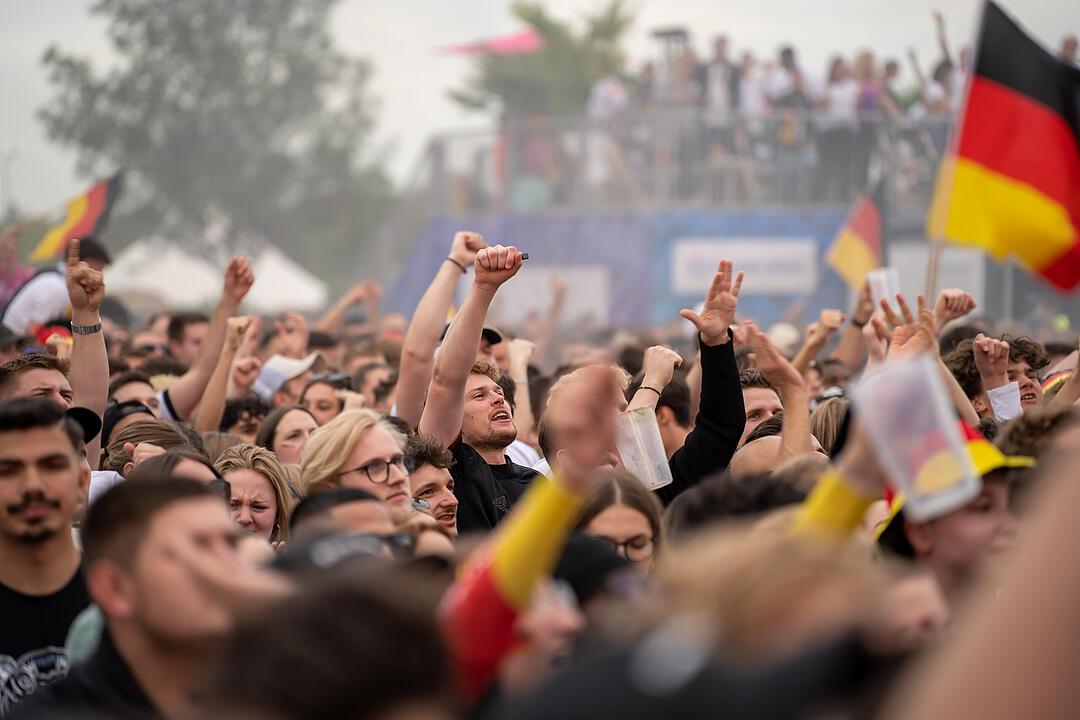 Fans schauen das EM-Viertelfinale zwischen Duetschland und Spanien in Nürnberg