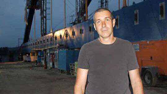1Marco Thiel ist seit 27 Jahren bei der Firma IMO beschäftigt. Er hat dort als Schlosser und Schweißer gelernt und ist seit 15 Jahren Bauleiter. Sein Spezialgebiet ist der Brückenbau. "Die Arbeit macht Spaß, trotz Zehn-Stunden-Tag", sagt er. In seiner Freiheit beschäftigt sich der 42jährige mit der Sanierung seines Bauernhofes unweit von Leipzig. Er ist verheiratet und hat zwei Kinder.