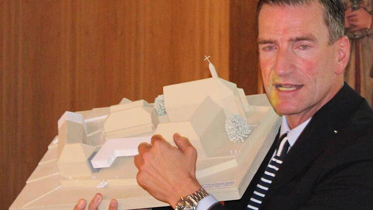 Am Modell der Vogelsburg zeigt Planer Frank Zumkeller den neuen L-förmigen Zwischenbau, der künftig Gaststätte und Burggebäude verbindet.