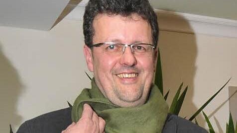 Für den bevorstehenden Wahlkampf während der kalten Jahreszeit hatte Norbert Maier einen grünen Schal bekommen.  Fotos: Roland Meister