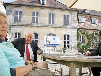 Mirjam Gräfin zu Ortenburg mit Hubert Hennes von Lotto Bayern und dem Restaurator Uwe Franke, Ortskurator der Denkmalschutzstiftung (im Bild von links) im Schlosshof vor dem Badehaus aus dem 18. Jahrhundert. Fotos: Ralf Kestel