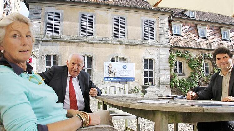 Mirjam Gräfin zu Ortenburg mit Hubert Hennes von Lotto Bayern und dem Restaurator Uwe Franke, Ortskurator der Denkmalschutzstiftung (im Bild von links) im Schlosshof vor dem Badehaus aus dem 18. Jahrhundert. Fotos: Ralf Kestel