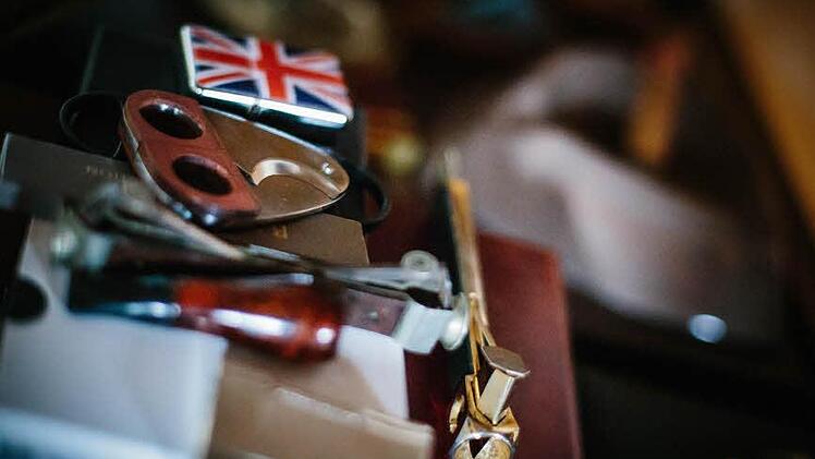 Sein Feuerzeug ist nicht das einzige Stück mit britischer Flagge. Foto: Hendrik Steffens