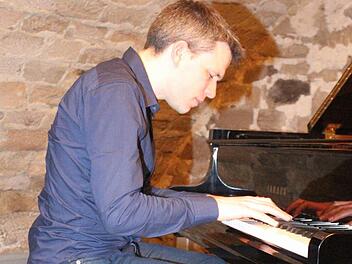 Florian Höfner in voller Konzentration an seinem Instrument, dem Piano Fotos: Rudolf Görtler