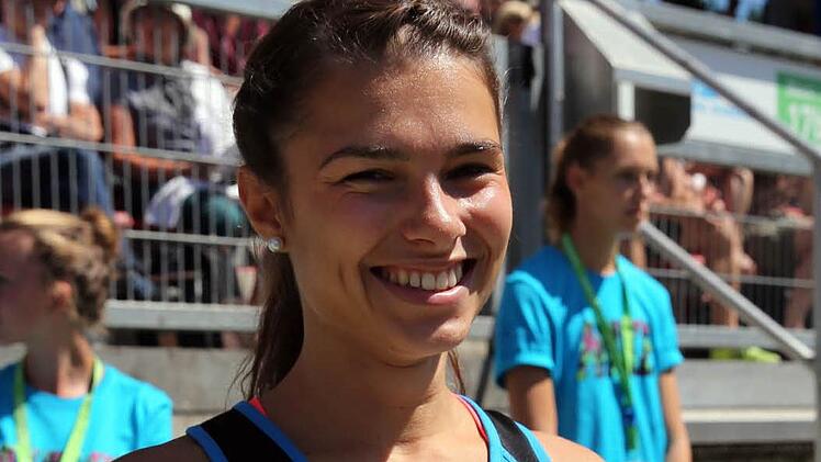 Die pure Freude: Babinja Wirth vom TSV Ebermannstadt beendete den 3000-Meter-Hindernislauf bei der Deutschen Meisterschaft in Nürnberg auf Platz 17, für die erst 20-Jährige war es die Premiere im Feld der nationalen Frauen-Elite.  Foto: Bernd Schindzielorz